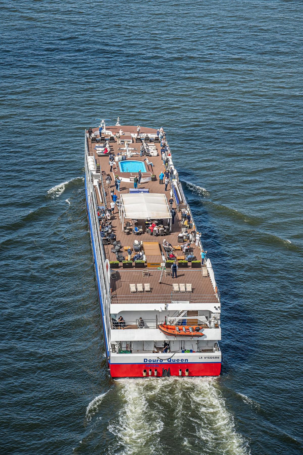 cruise ship deck loungers
